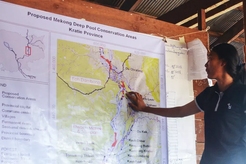 Song Rany pekar på en karta över mekongfolden i kambodja