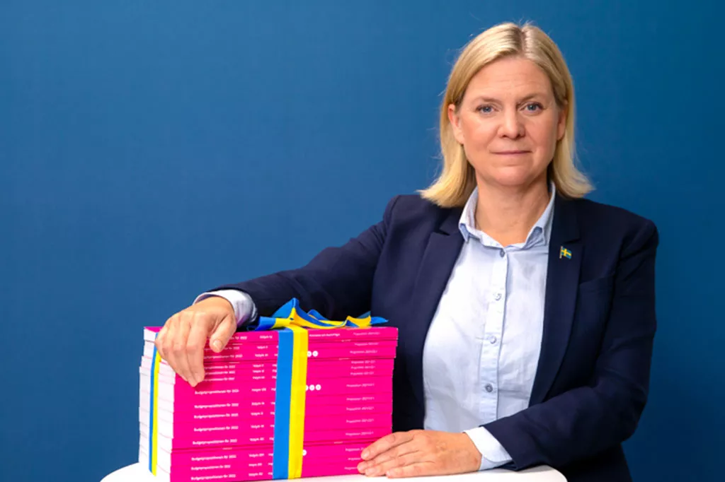 Finansminister Magdalena Andersson håller i budgetpropositionen för år 2022.