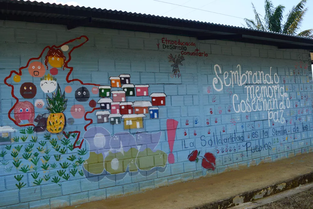 A wall in Colombia with painting and a peace message