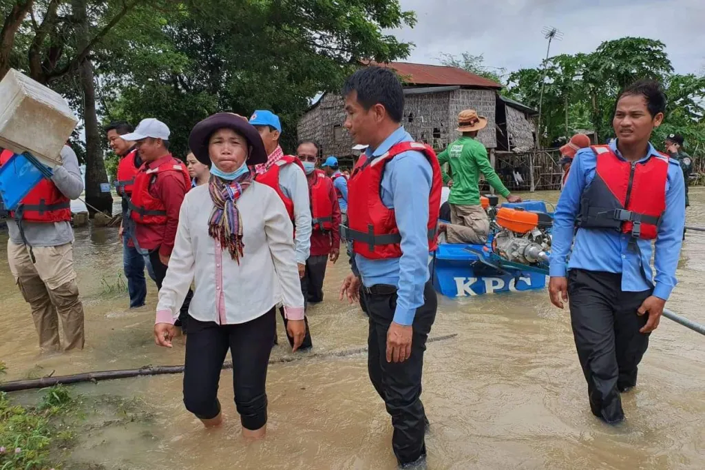 Ms. Chan On and local authorities during flooded in 2022.