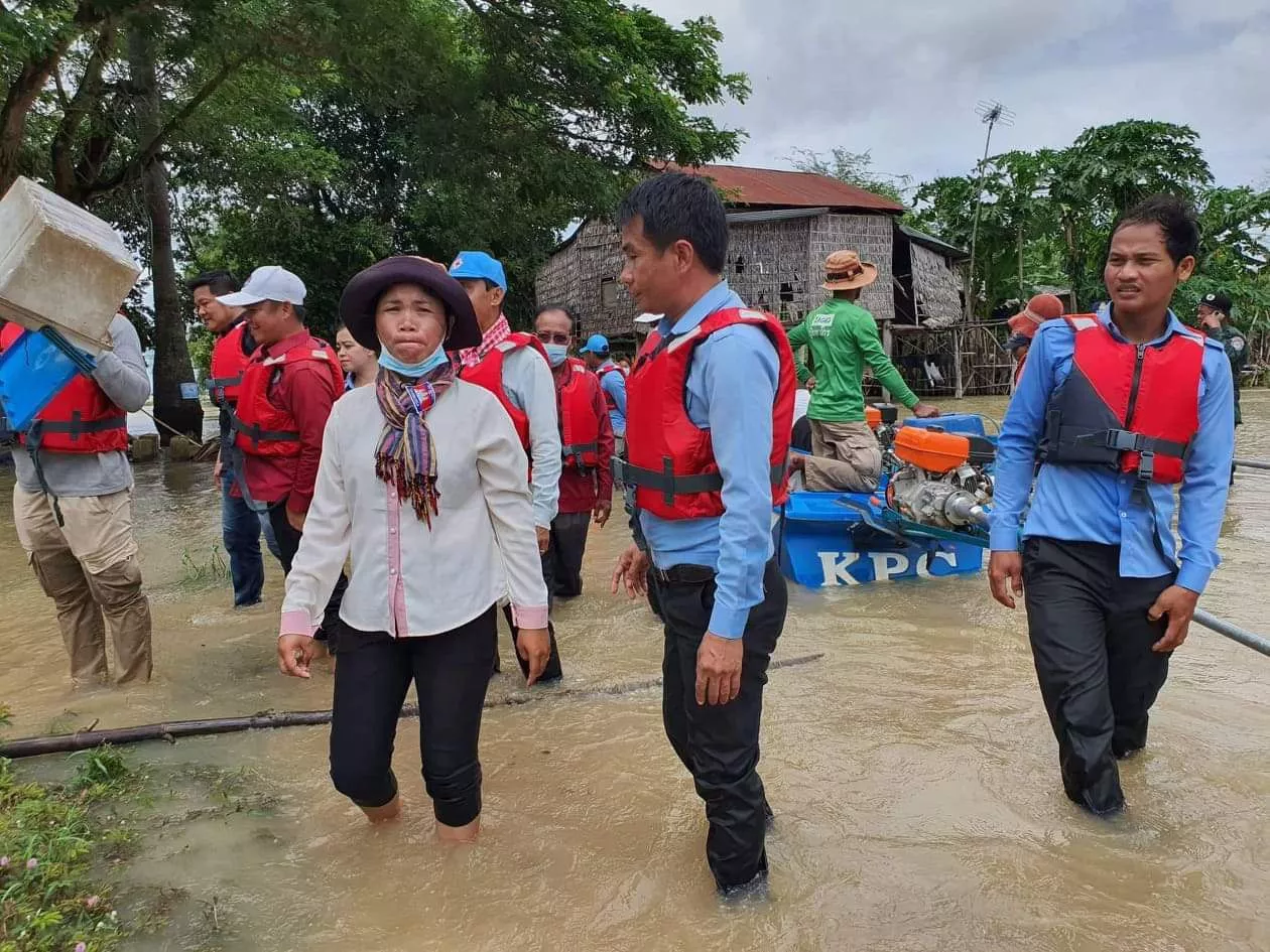 Ms. Chan On and local authorities during flooded in 2022.