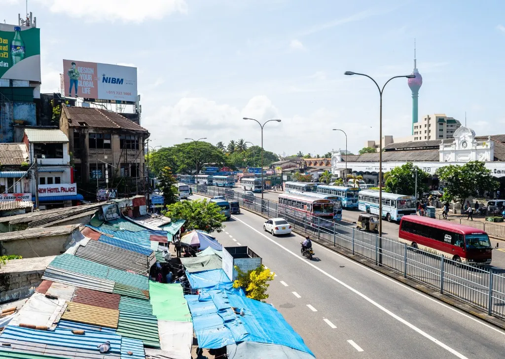 Bilväg med bilar i Colombo Sri Lanka