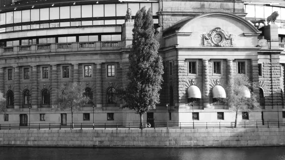 En översiktsbild på riksdagen i Stockholm. Bilden är svart och vit.