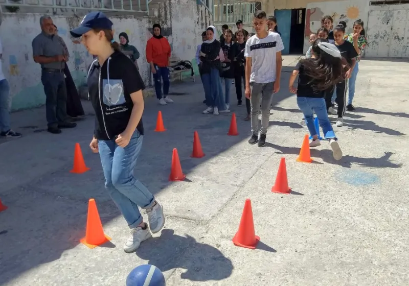 Barn leker på en skolgård.
