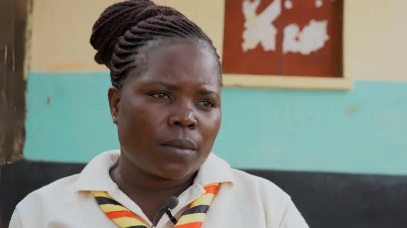 Kvinna med scout sjal intervjuas