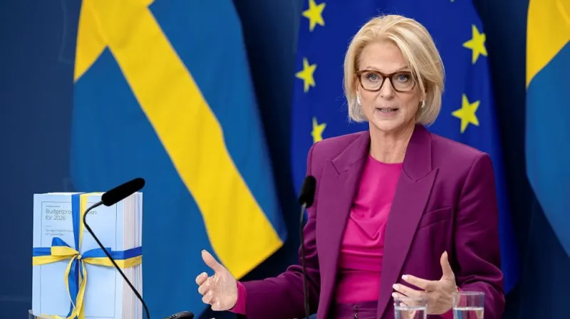 Finansminister Elisabeth Svantesson i rosa kavaj på pressträff om höstbudgeten.