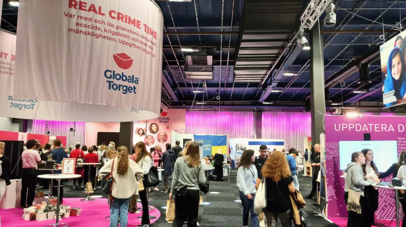 Folkvimmel på Globala torget 2022.