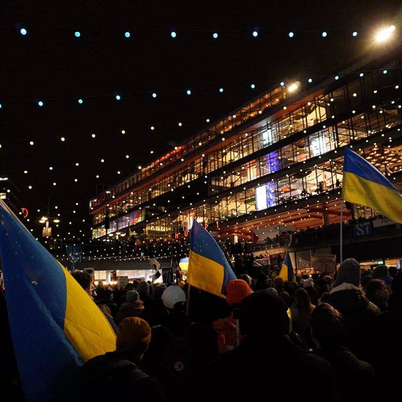 Ukrainska flaggor på Sergels torg.